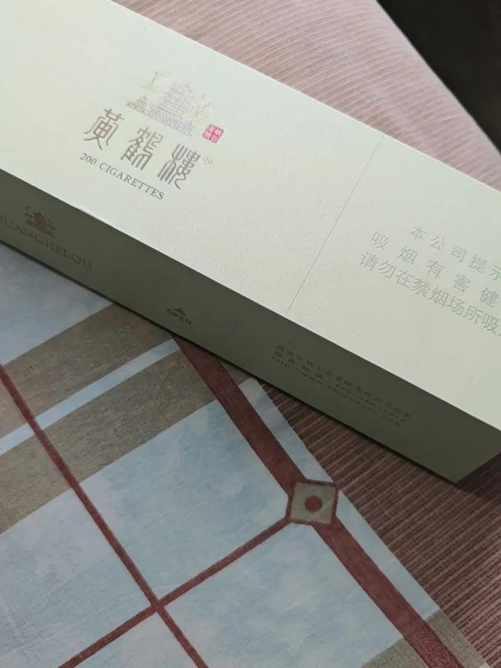 19年就成功把烟戒了。这是留到现在的烟，看着是不是有点发霉了？反正把烟掏出来，外