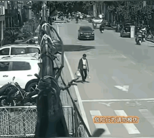 这是把油门焊死了吗？大妈在那看热闹绝对不可取，遇到这种失控的车辆，尽快寻找安全位