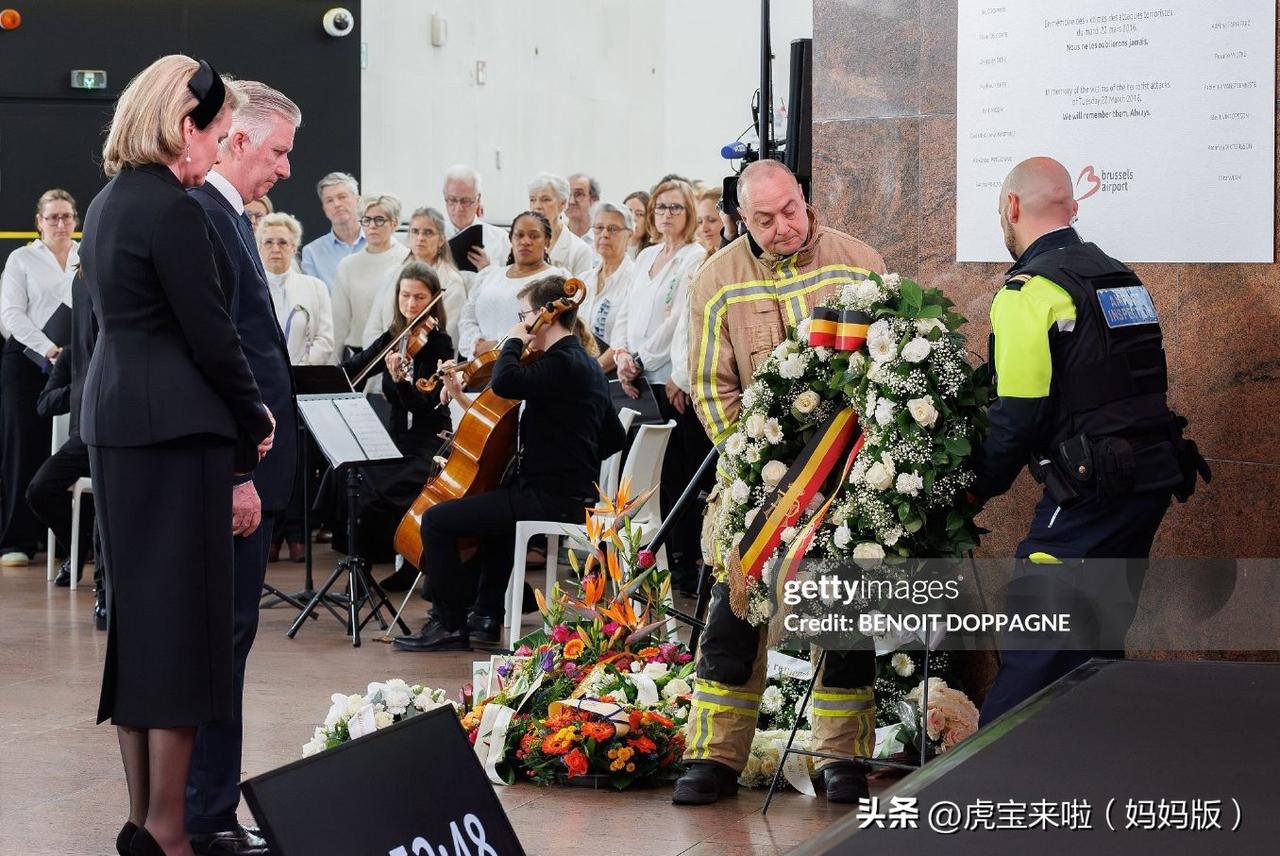 国王夫妇出席布鲁塞尔恐怖袭击10周年纪念日活动！马蒂尔德王后身着Amani黑色裙