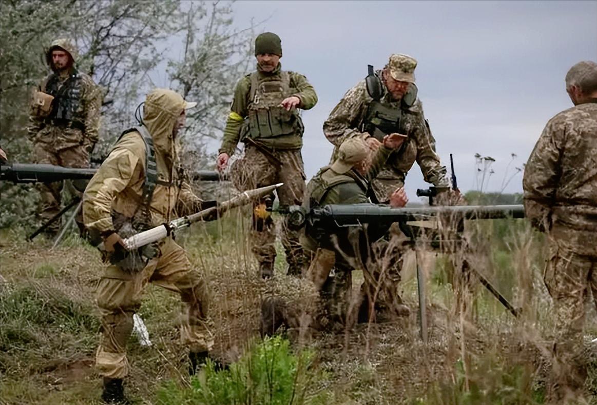 最近英国国防部一份简短声明引起外界一片哗然，一名英军现役士兵在乌克兰离奇身亡，且