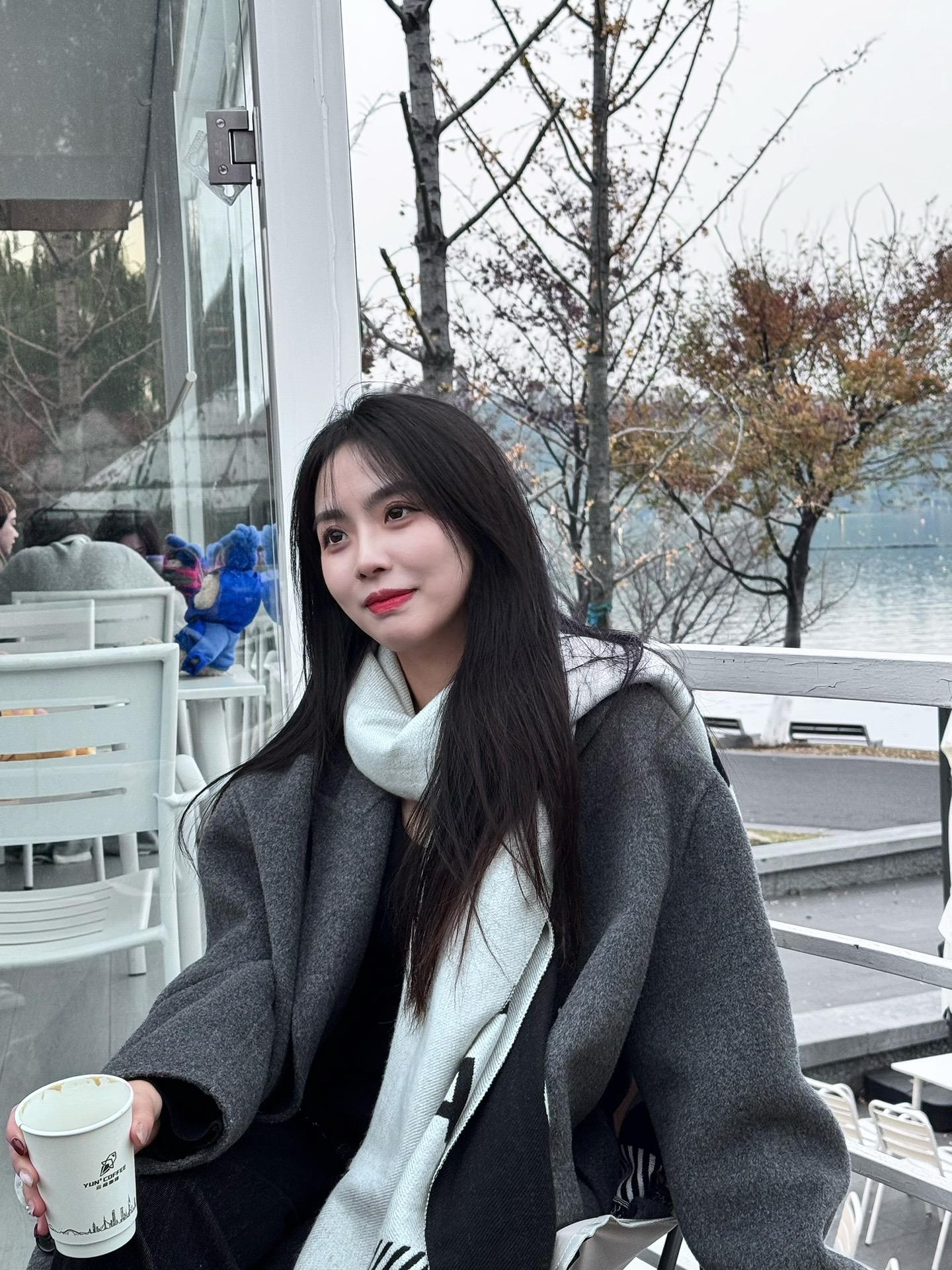 樱花树下站谁都美