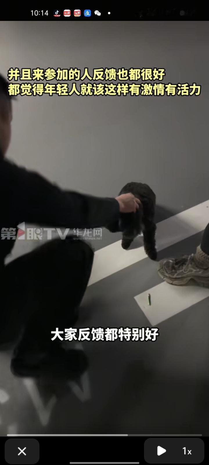 12月19日，重庆。万科翡翠云阶小区举办地下车库音乐会，业主自发组织，不收费自带