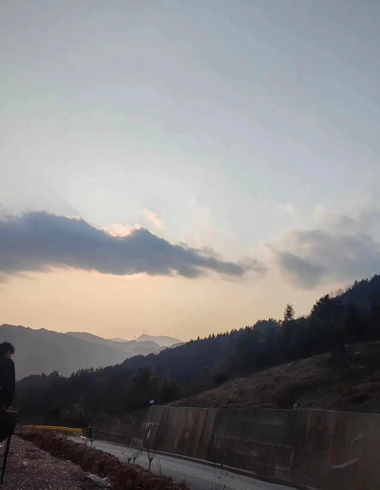 祭祖的时候真别乱说话，有些话随口一说，后果太让人后怕了。
 
听朋友说她上坟时跟