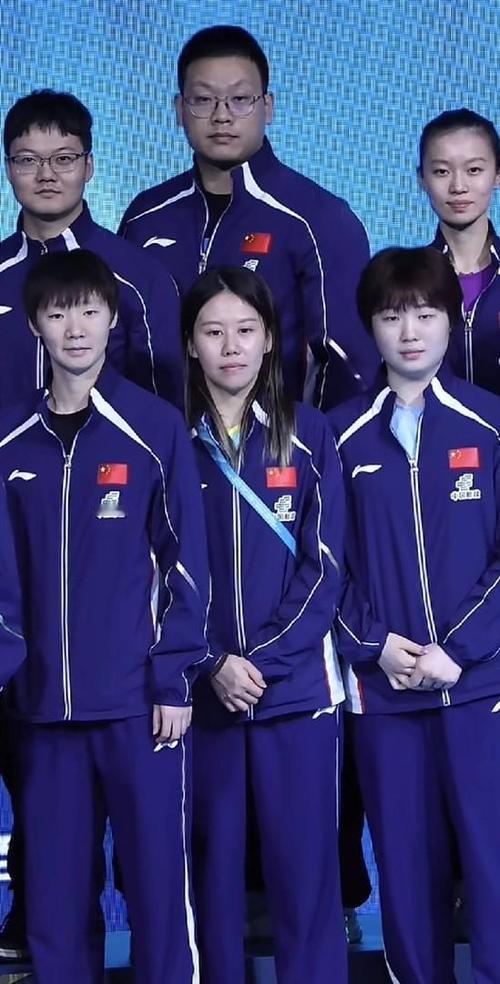国乒6位成员同框照：我认出了短发利落、身材高挑的王曼昱，青丝如墨、目光低垂的陈幸
