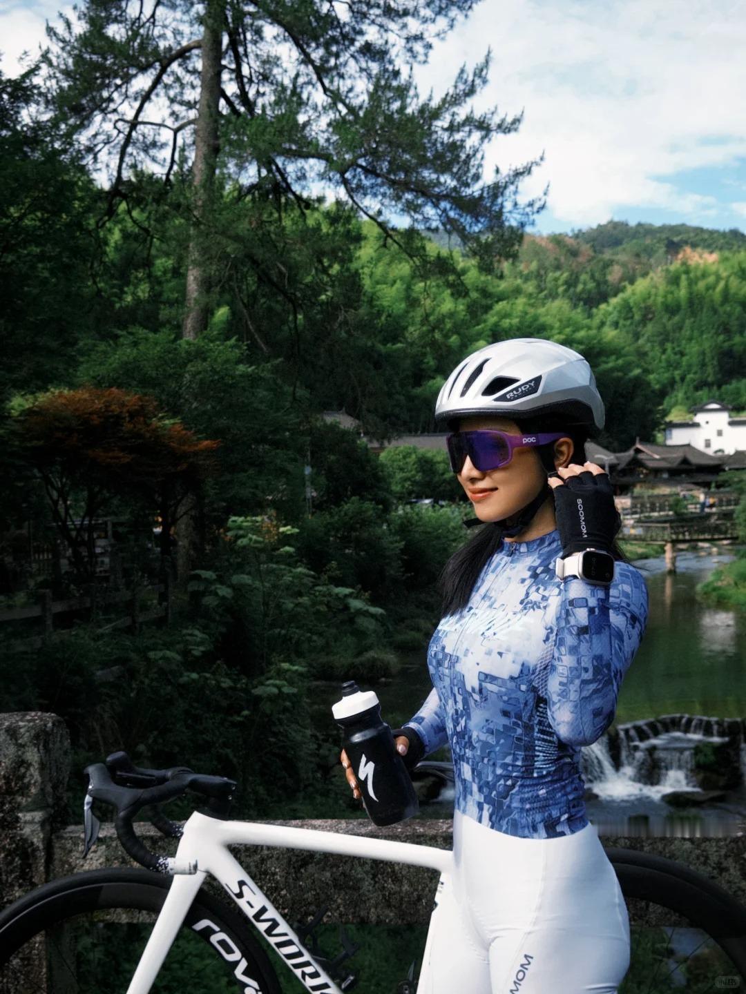 长路的意义从不在终点，而在沿途接住每一阵自由晚风。