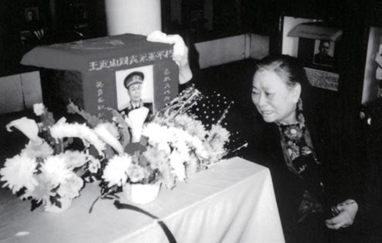 1980年的八宝山，韩岫岩终于见到了王近山的骨灰盒。她弯下腰，轻轻抚摸那冰冷的木