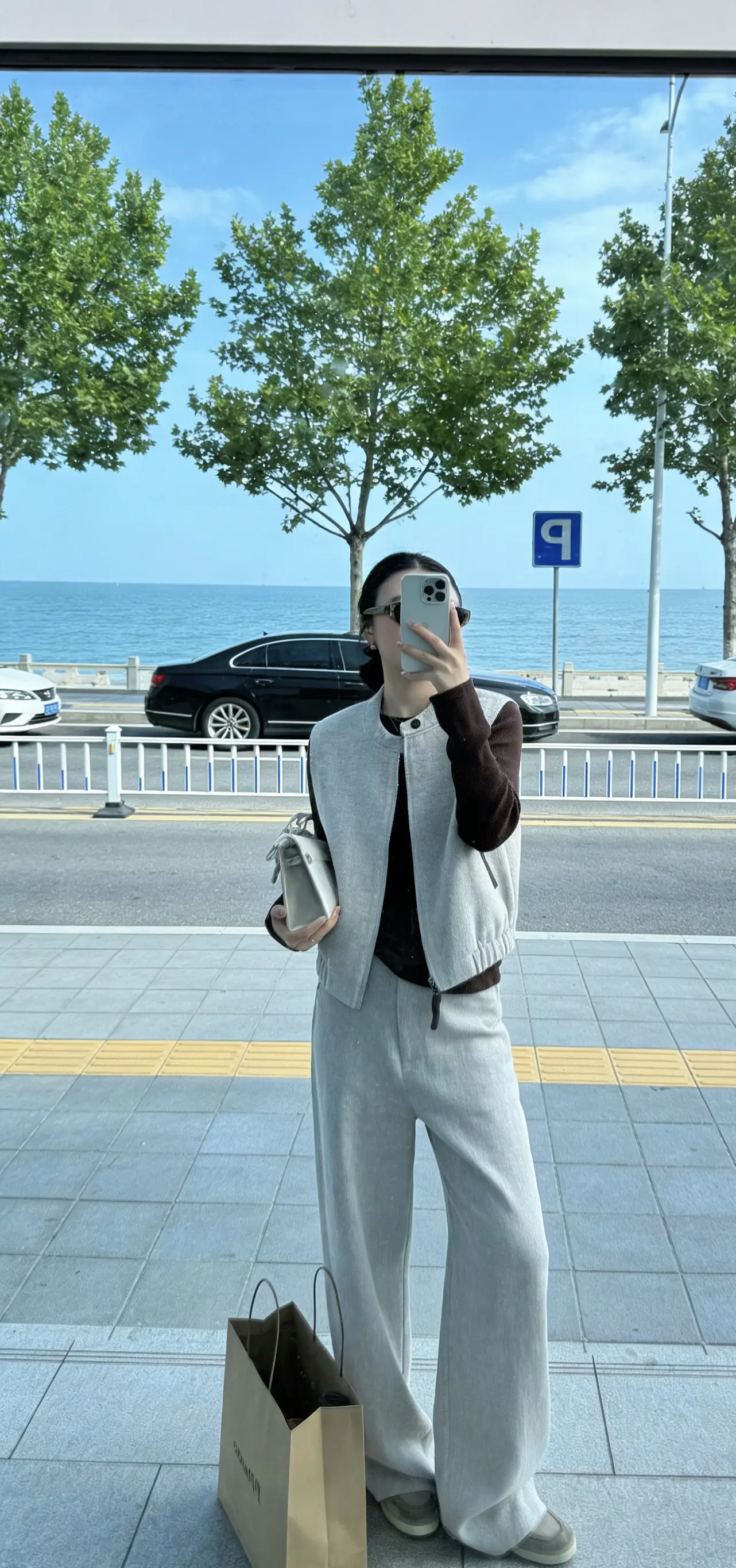 “生活嘛，哪有百依百顺的      都是跌跌撞撞，傻傻的笑着面对而已…”