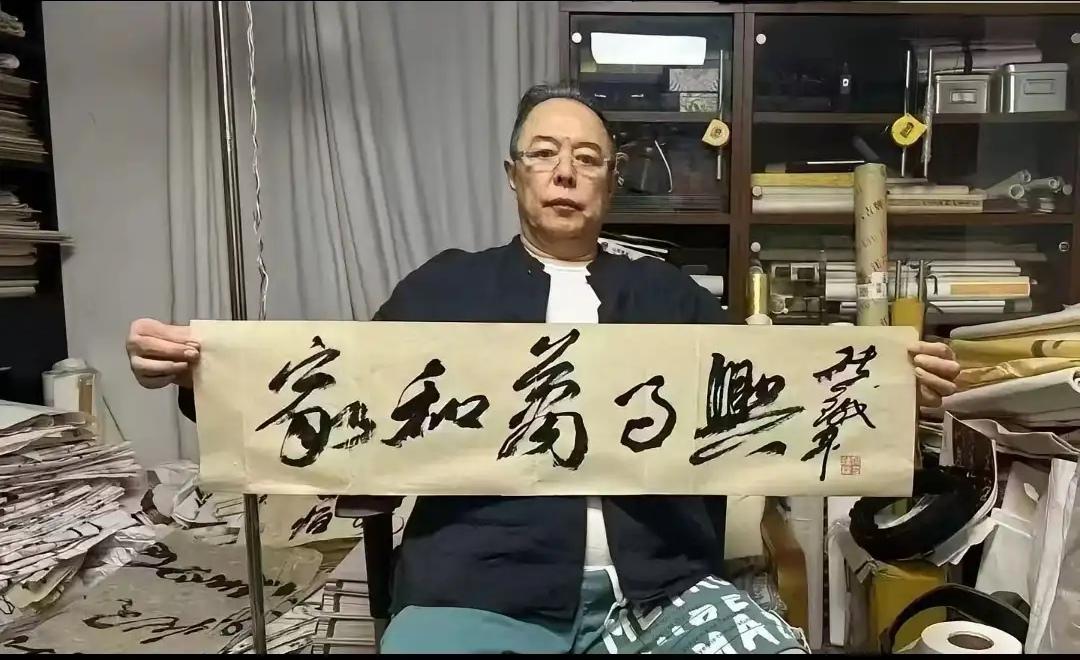 皇阿玛张铁林的书法怎么样？著名演员经常在影视剧中饰演皇上的张铁林书法近日被曝光，