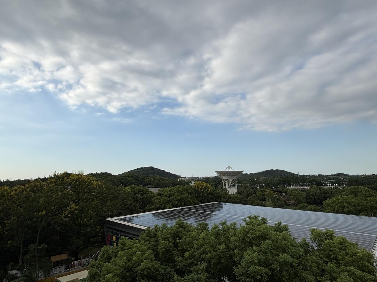 十年来，第一次登东佘山。
相比西佘山的人文景观，东佘山就是完全的森林公园了。
除