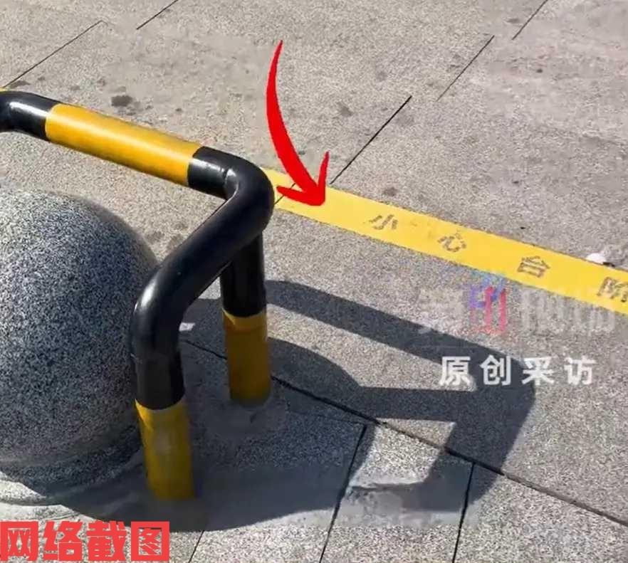 广东东莞有男子去一处公园游玩。

可是男子在公园门口看到一幕，令他心有奇怪，原来