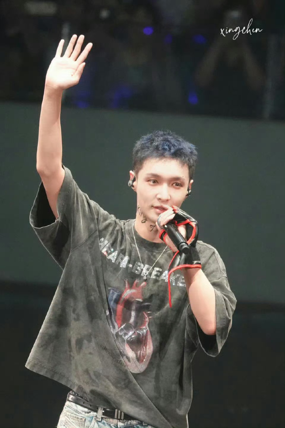 #张艺兴在西安挖了一个兵马俑##张艺兴挖了个兵马俑手办#张艺兴在西安开演唱会，没