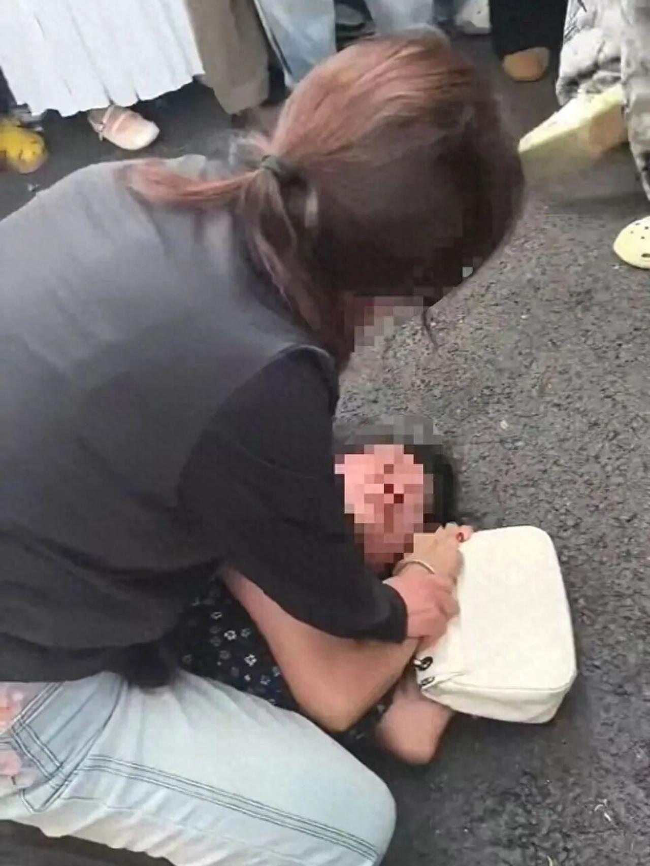 女子当街被殴打扒裤羞辱！周兆成：当众施暴要承担什么法律责任？
 
大家好，我是安