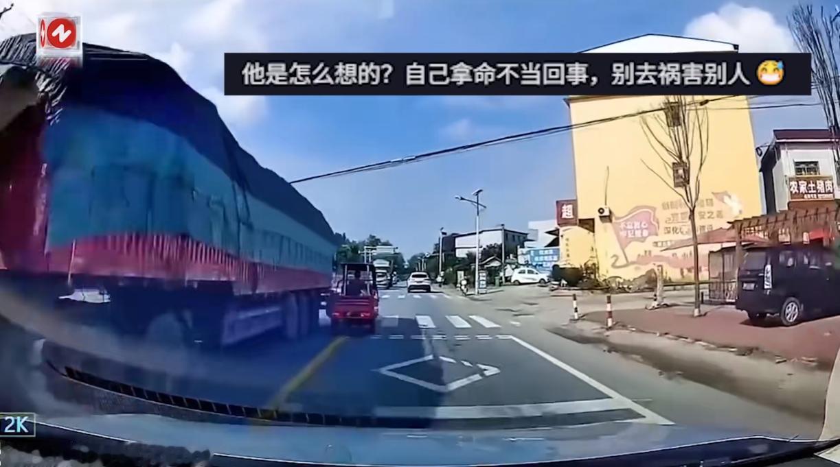 “不作就不会死！”9月9日，河南，一辆三轮车在马路上行驶时，竟全程在马路中间压黄