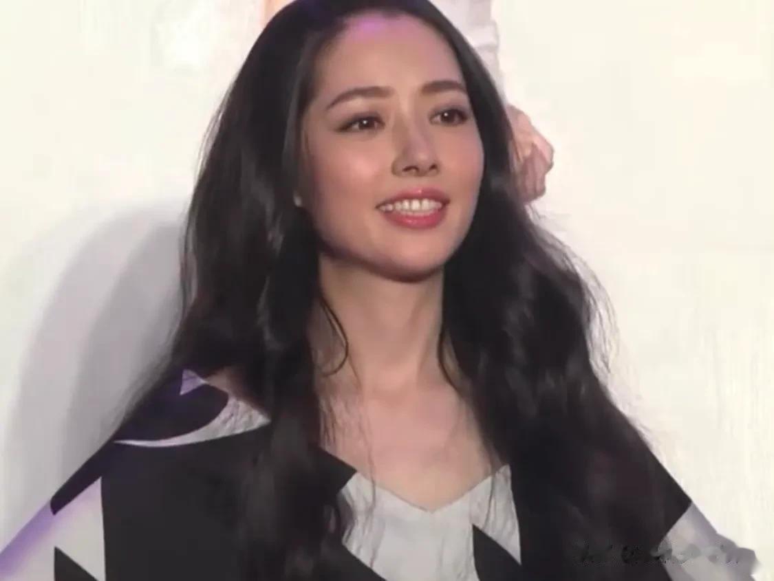 豪门贵妇郭碧婷带娃，被发现给孩子穿99的平价童装，自己打扮也很朴素，完全没有以往