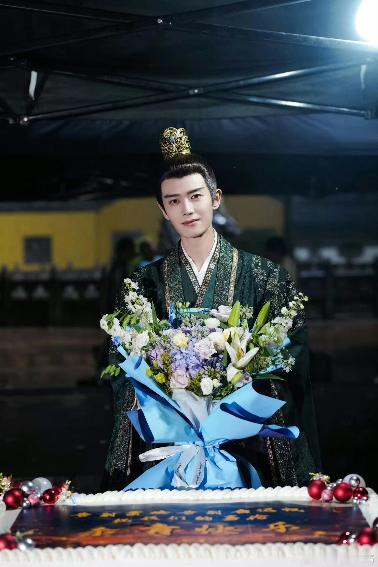 #任嘉伦凤凰台上杀青捧花照##任嘉伦凤凰台上捧花杀青#任嘉伦凤凰台上捧花杀青，哇