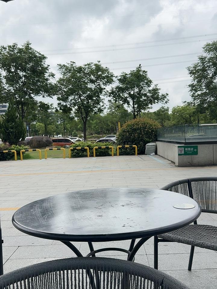 最贵的养生药不在药店，在于学会转念

很多人养生，总想着靠食补、靠汤药。
慢慢才