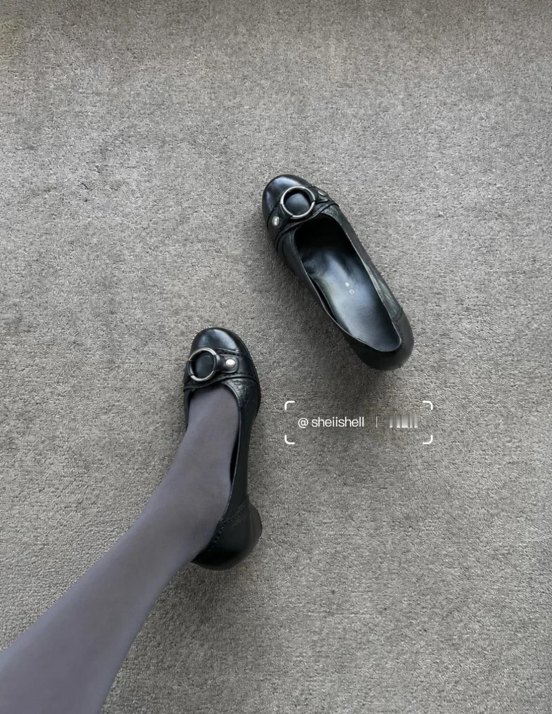 很喜欢这种90年代末的欧洲鞋型。
圆头，低粗跟，做旧银色五金，4cm heel，