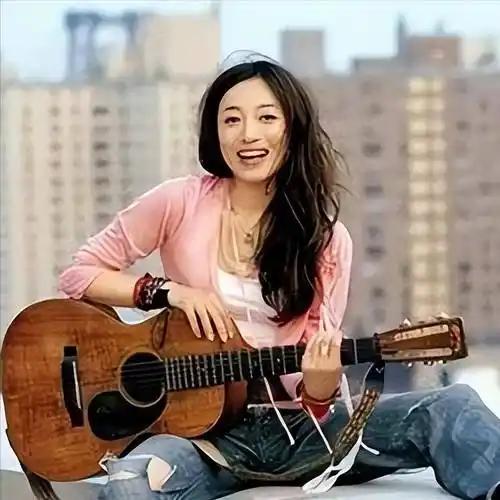 【艾敬的人生感悟】
        歌手艾敬对人生有着独特感悟。她本是民谣歌者，