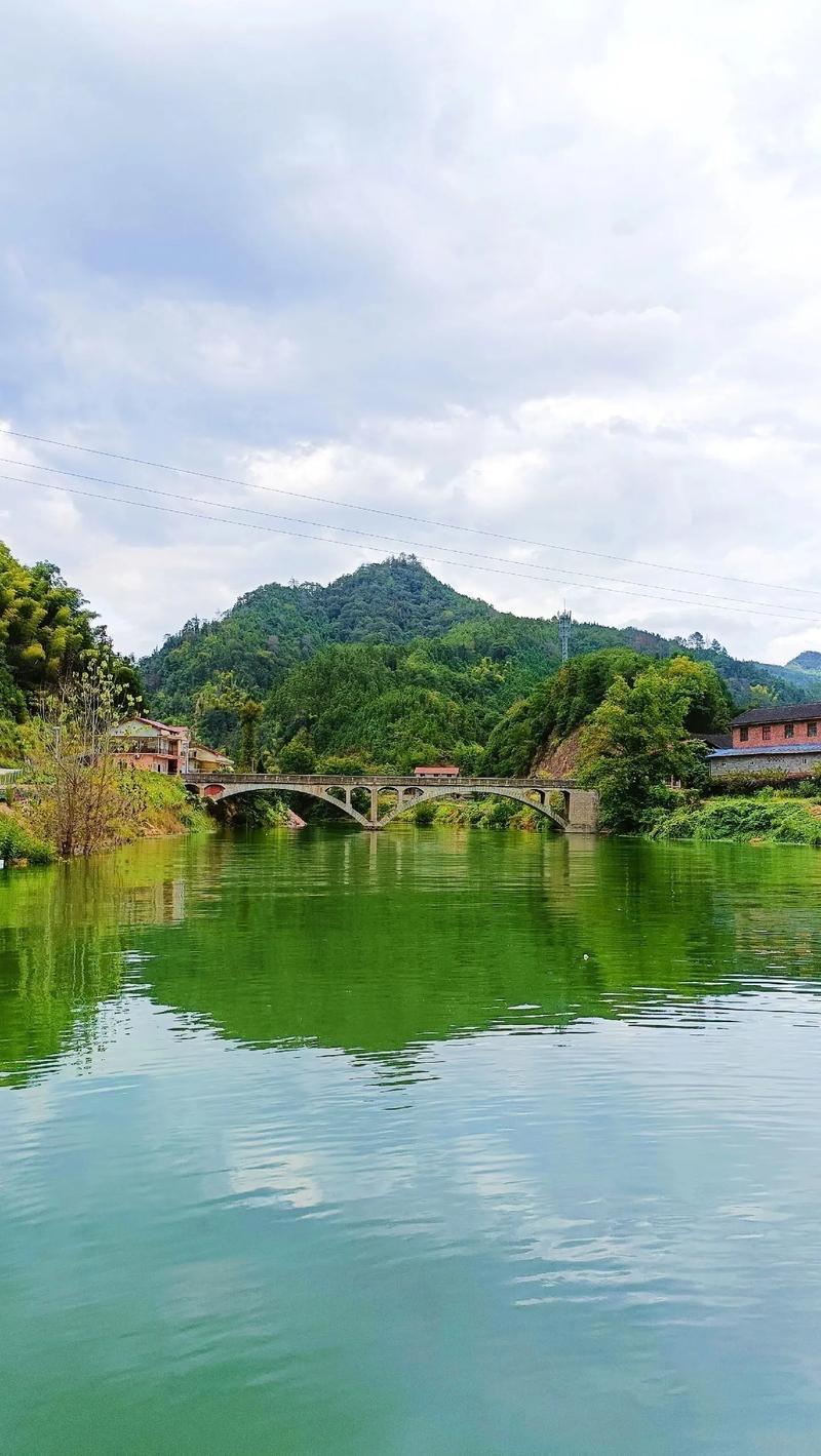 何满子 · 家山美景

窗外清风依旧，门前绿水常流。香满家园烟树，翠交山色阳丘。