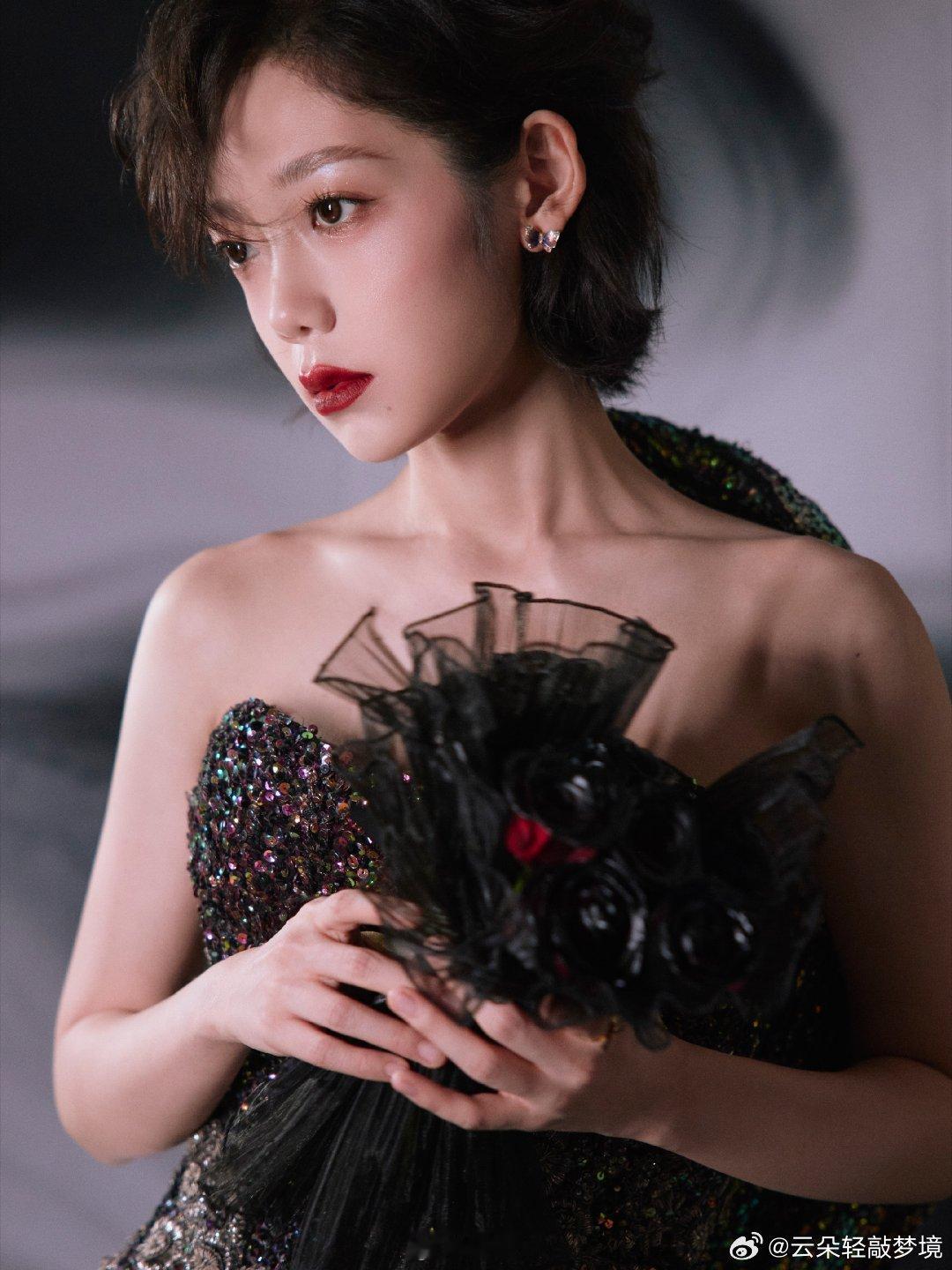 希林娜依高第11套高定希林娜依高第11套高定造型释出，鎏光亮片铺满整件礼裙，鱼尾