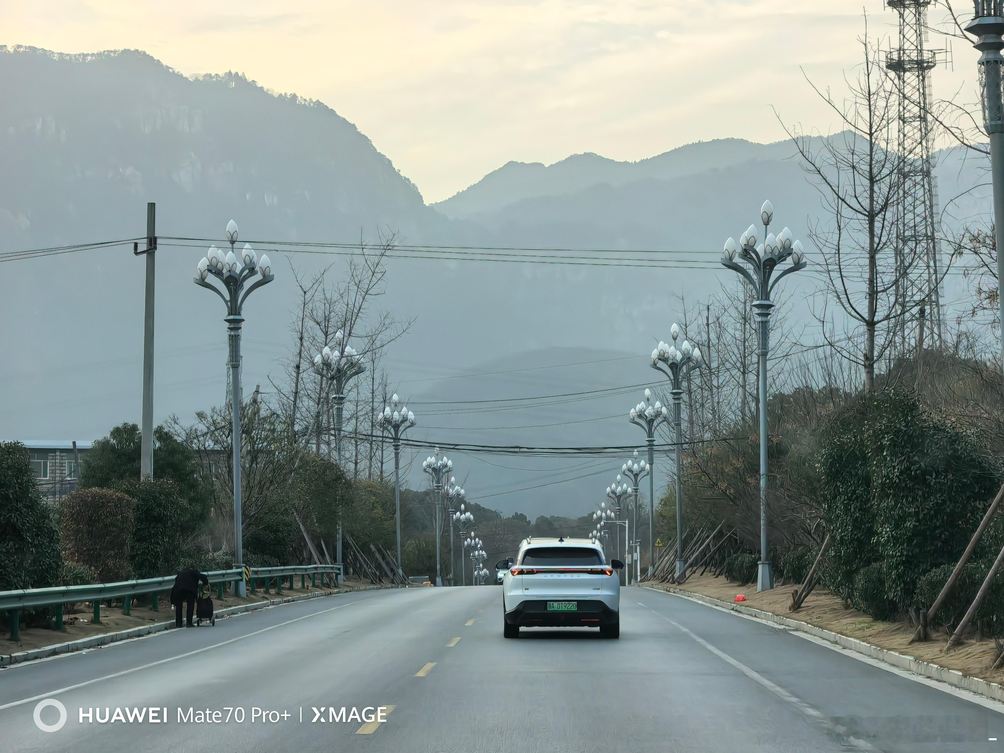 见到庐山，才会知道李白为什么会写下飞流直下三千尺。最壮观的庐山，并不是在庐山脚下