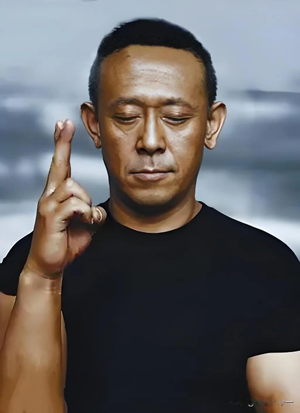 估计姜文这回真睡不着了，

倒不是说家里孩子放假闹的，

也不是说有新片宣传激动
