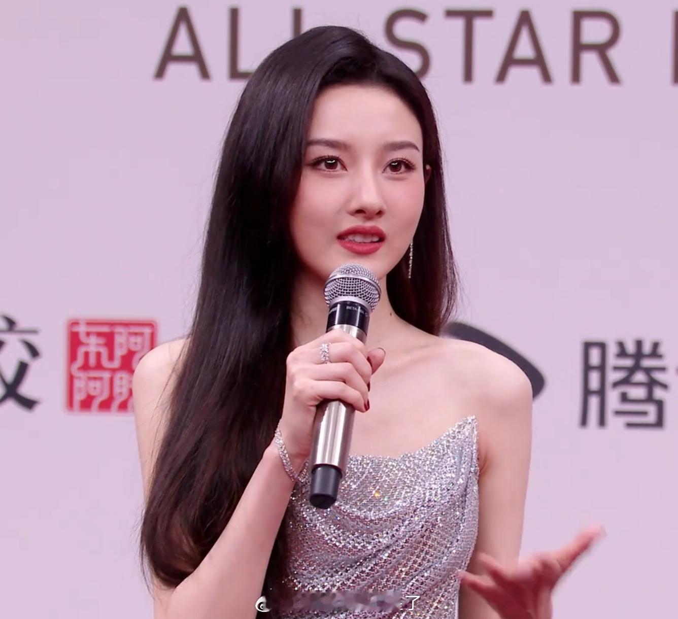 宋祖儿第二套可以，年轻花还是不要搞一些老气的妆造，这样看着就很漂亮了星光大赏红毯