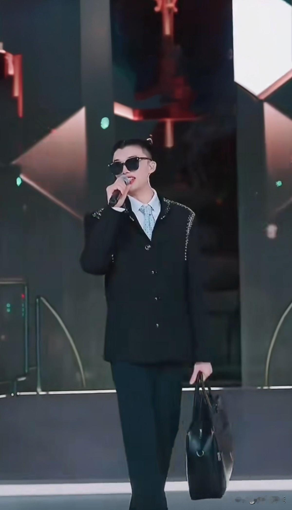 草根逆袭向来千辛万难。
前有群演王宝强逆袭大明星，
今有郭有才老师逆袭千万网红，