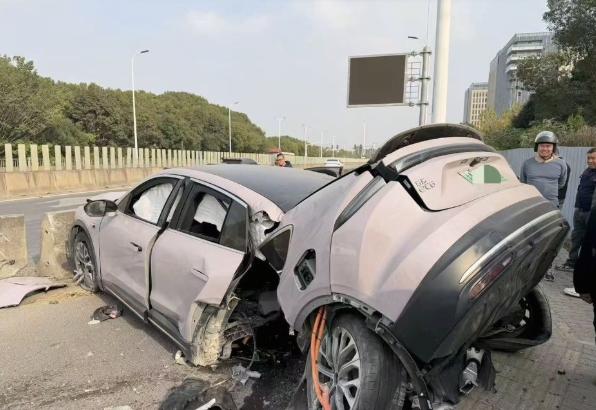 上海一辆新能源汽车发生事故，车身被撞断，现场画面流出。
 
12月1日傍晚6时许