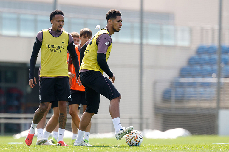 今天贝林穿着代表伤员的特殊背心参与了部分合练。在伊蒂哈德的那次训练只参与了抢圈，