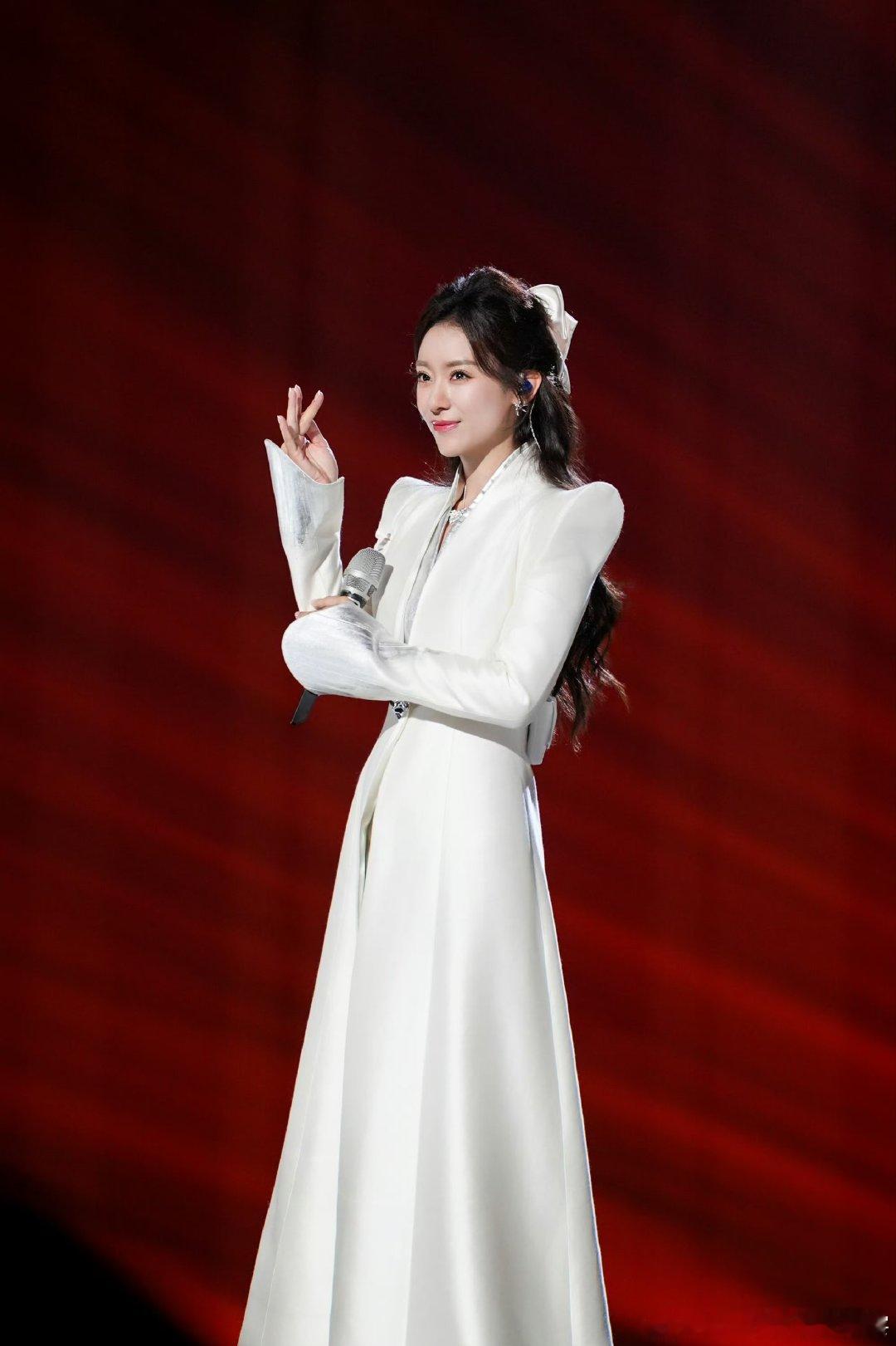 侯宇京剧唱腔侯宇的唱腔一曲《梨花颂》婉转悠扬，侯宇一开嗓便惊艳全场，弹幕宛若春晚