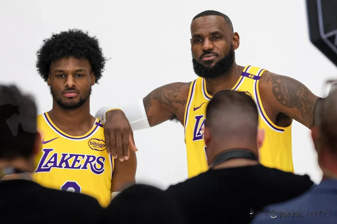NBA盛典，炸裂，父子篮球，詹姆斯与布朗尼将会在首场比赛同台登场。

所有人都在