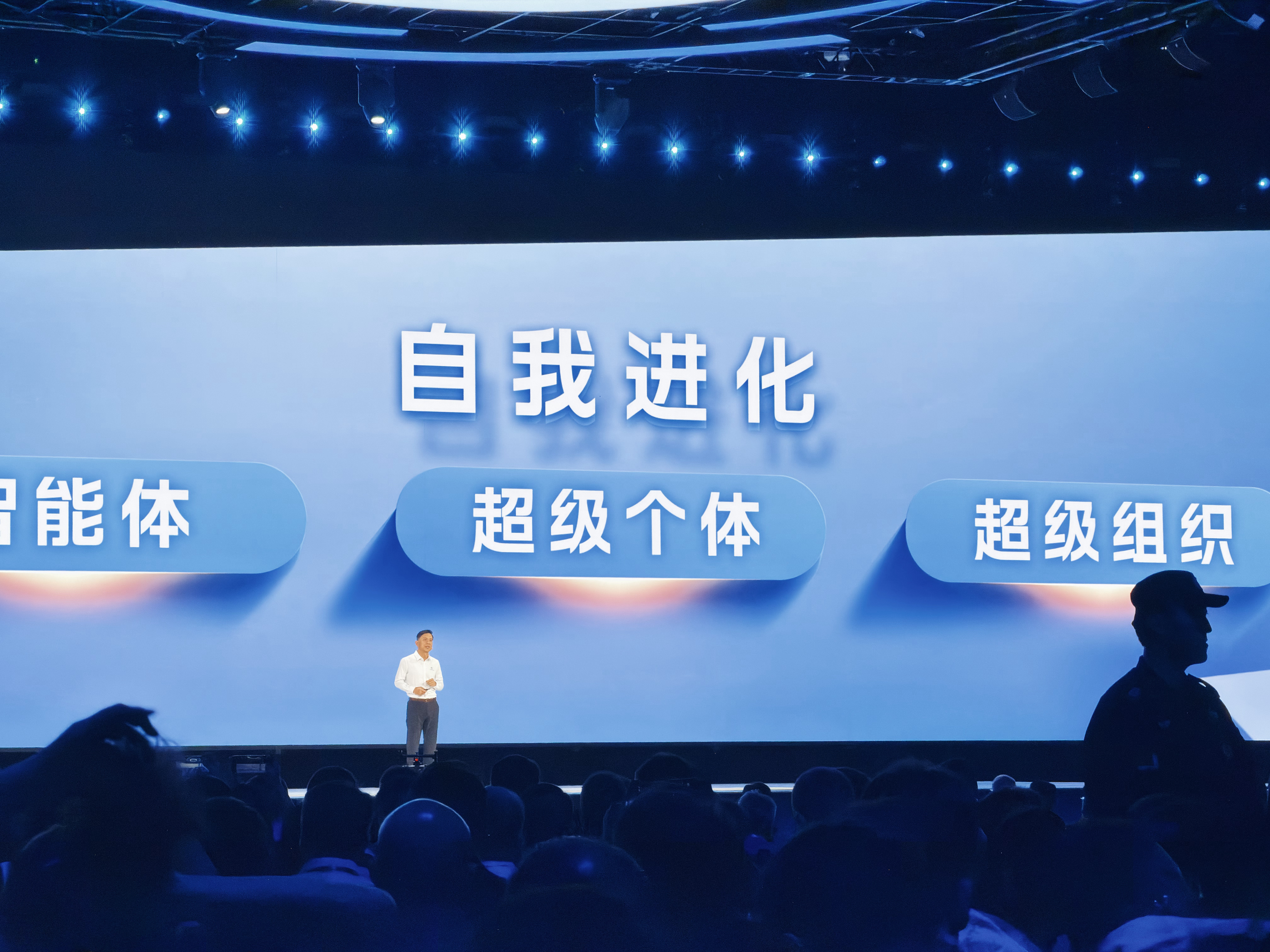 “卷应用，不要卷模型”Robin 你说实话，是不是模型卷不过别人？冒个泡 北京·