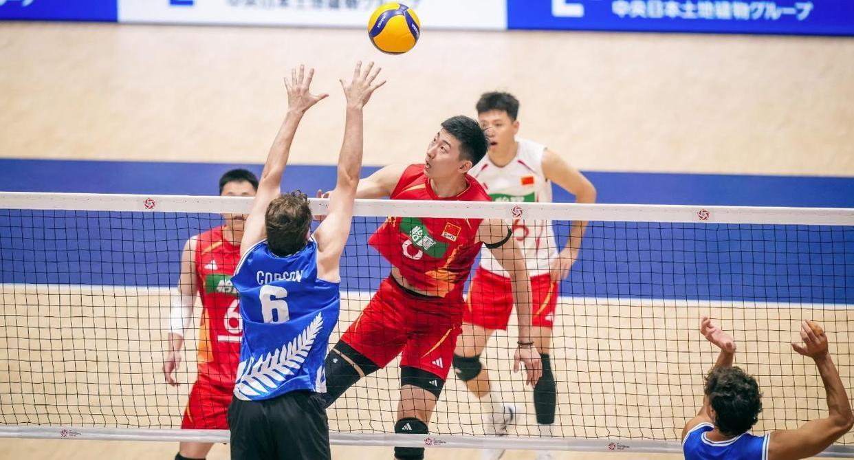 中国男排又一次横扫！提前一轮晋级亚锦赛八强！今天3-0轻取新西兰！这样距离冠军还
