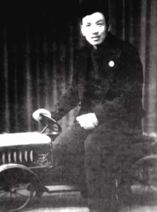 1947年，地下党员汪戈被捕，烙铁即将上身时，特务主任李茂堂突然拦下审讯，一个眼