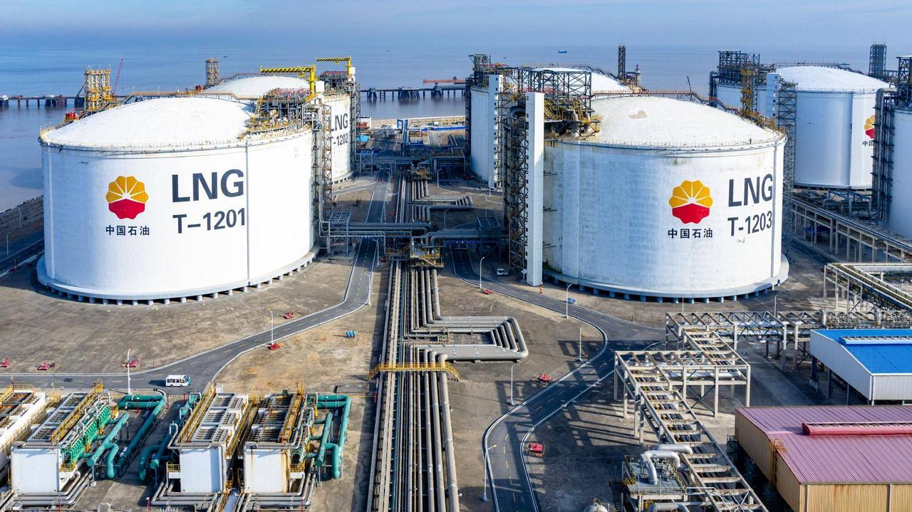 卡塔尔正式宣布暂停跟中国的合作，而且短时间内不会恢复，也就是说现在卡塔尔不给中国