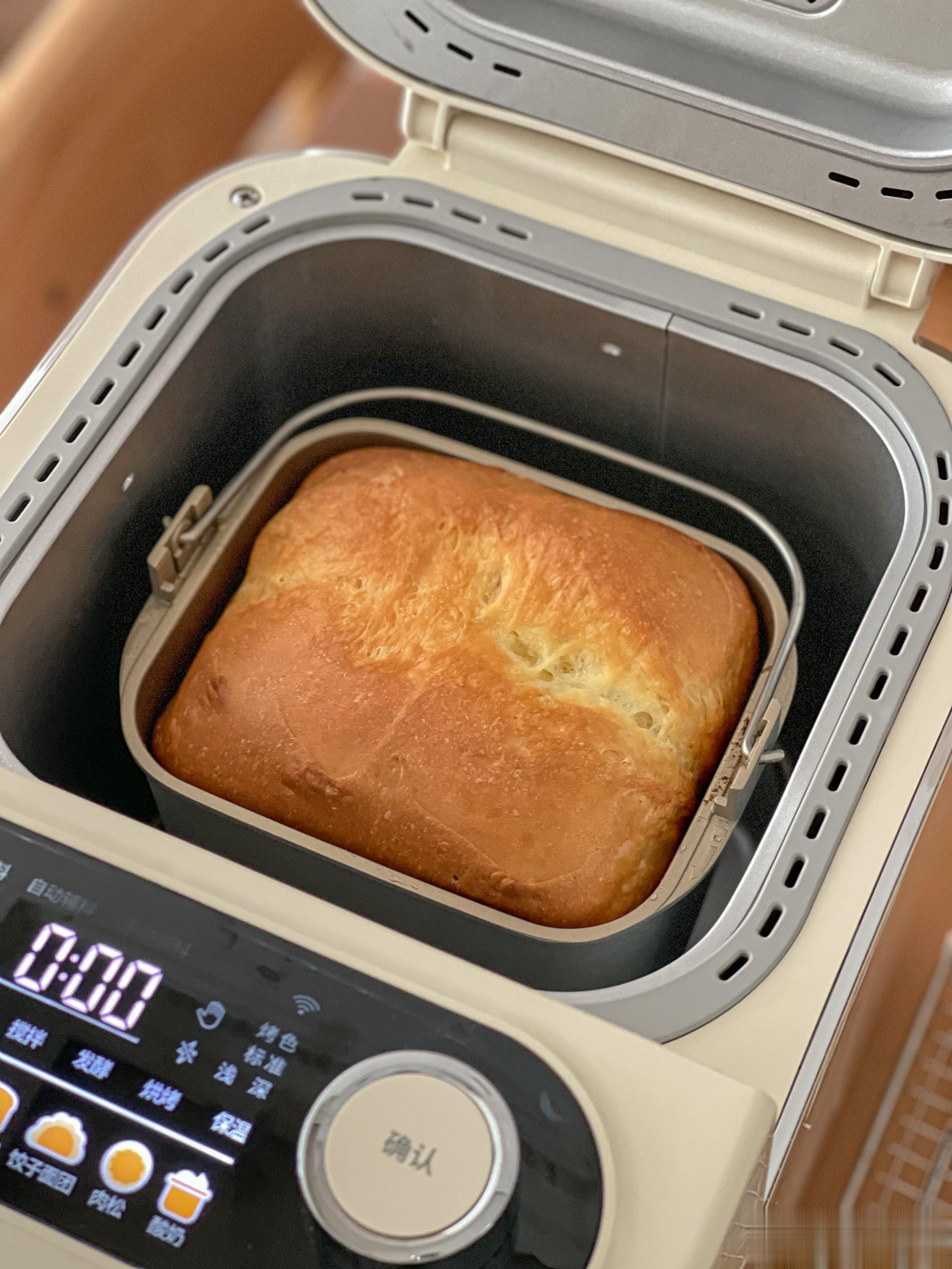 奶香吐司出炉，香炸啦，晾凉中！下午茶也吃完啦：四神汤陈皮茶+栗子蛋糕+蓝莓蛋糕[