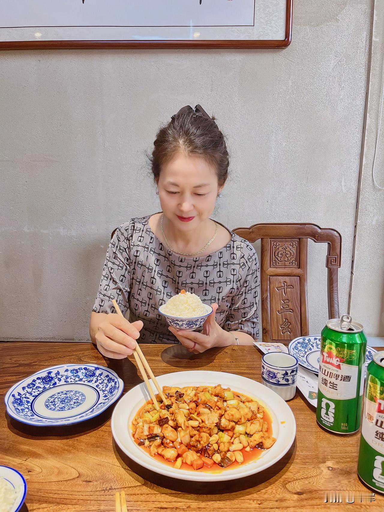 今天星期五，大热天的本老太太也享受一下，不做饭了，下馆子去！

一个人的饭，不用