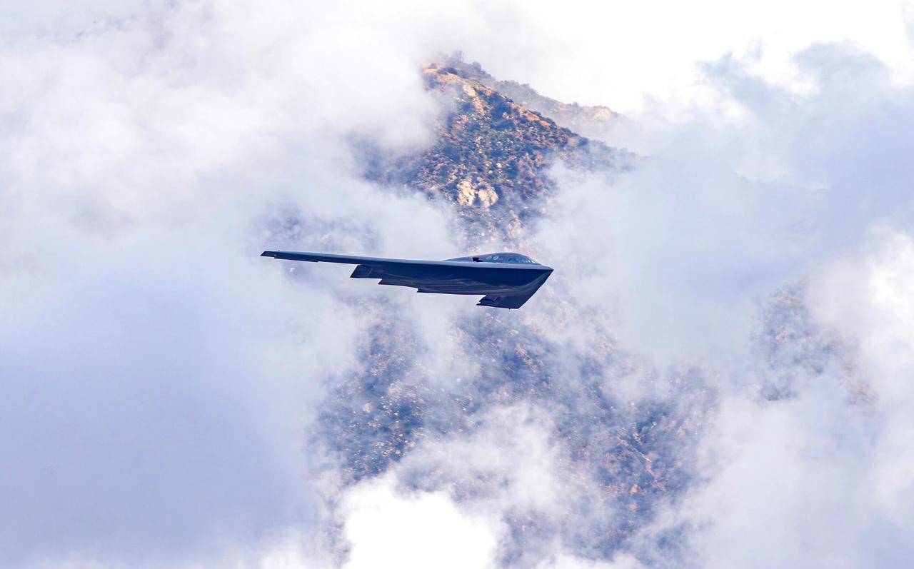 战机欣赏：美国空军的B-2“幽灵”隐形轰炸机由于天气原因调整了其标志性的飞越超级