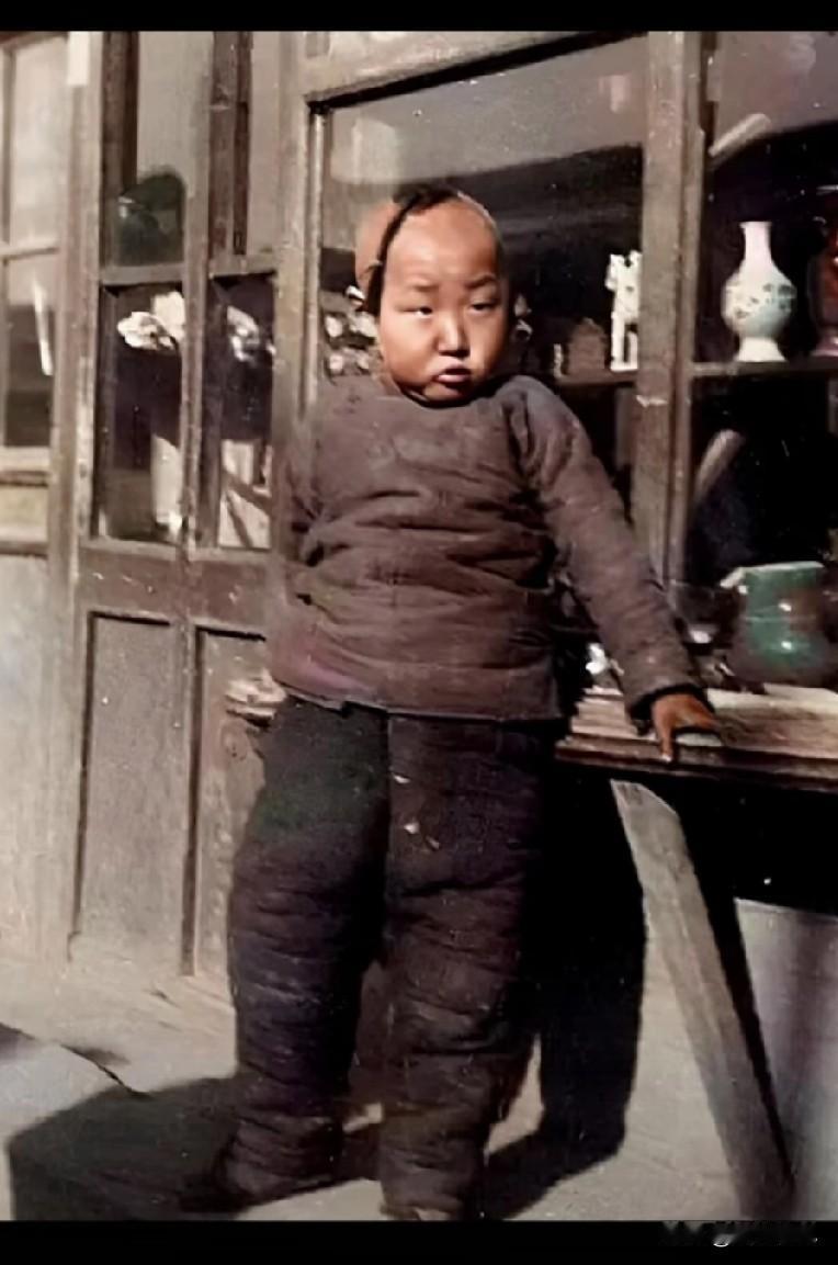 拍摄于1941年，河北省真定府（正定）。一看就是瓷器店的“少东家”，看起来吃的饱