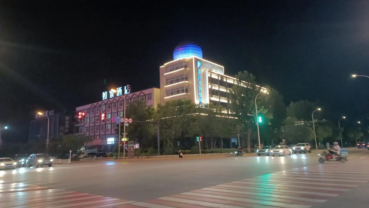 夜色街头灯火明，繁华都市尽在消停。