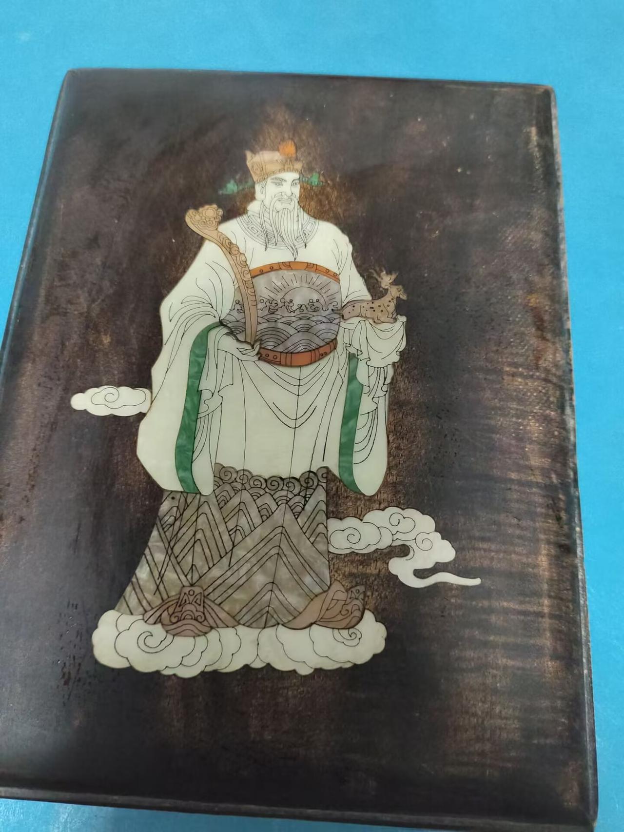 现代仿古诗文端砚小品鉴
 
此为一方现代工艺制作的诗文端砚，搭配螺钿禄星纹木盒，