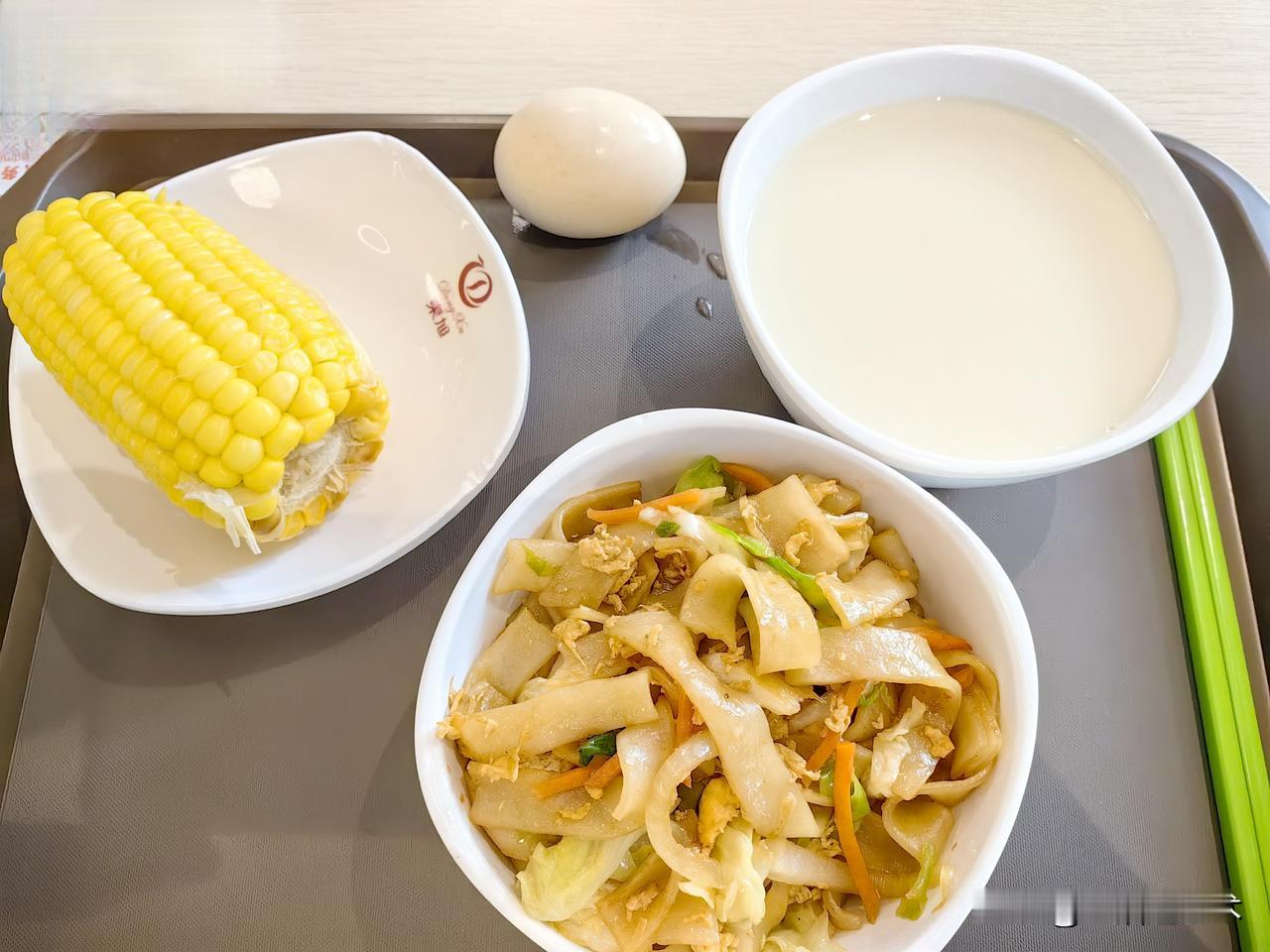 晒图笔记大赛今天早餐吃个鸡蛋、炒粉、玉米，再喝碗牛奶🥛，免得台湾人说大陆人没吃