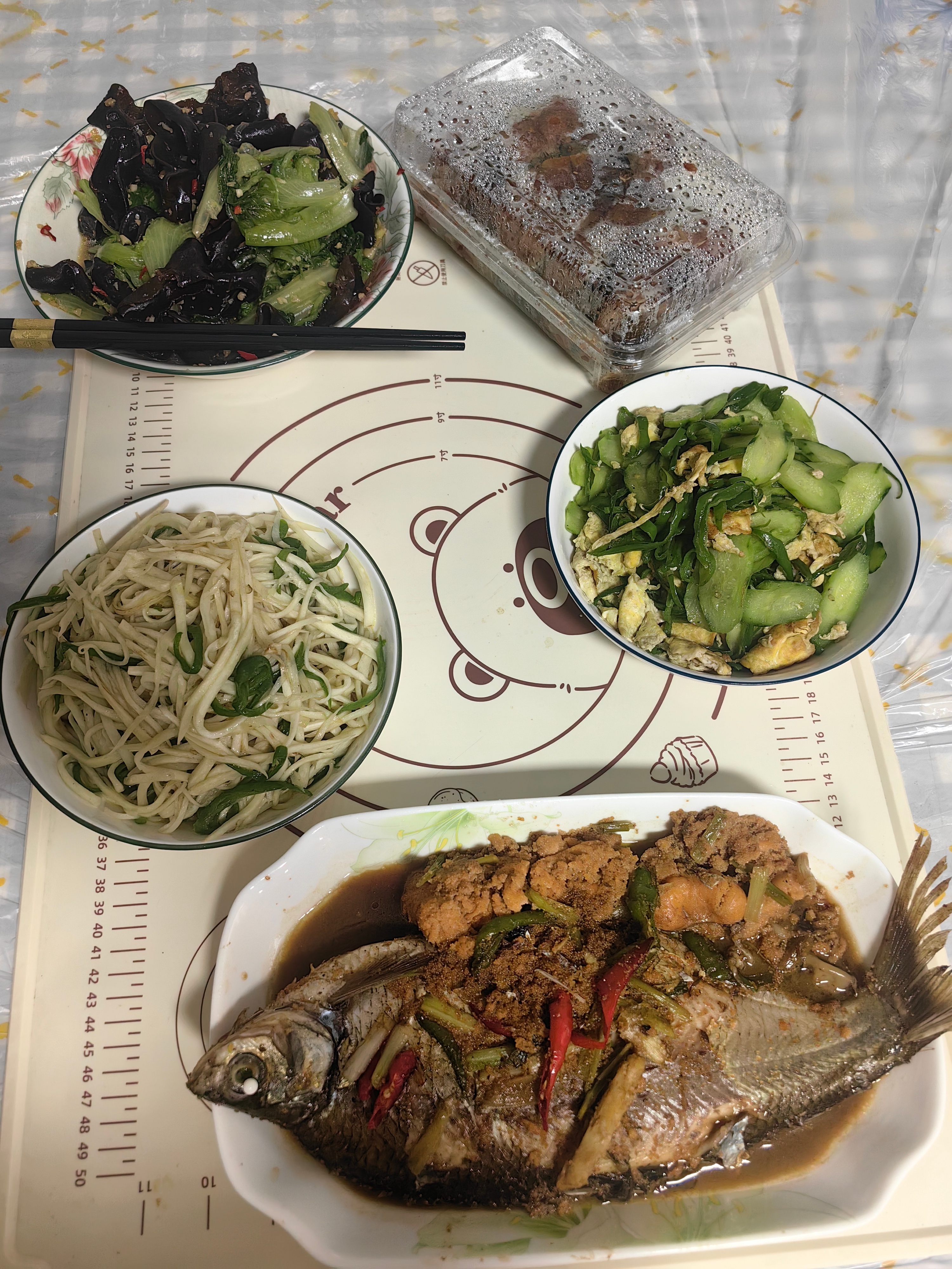 别说这家店的烤鸭还真不错，这是相亲男来我家吃饭，要不然我还真吃不到这么多的菜哈哈