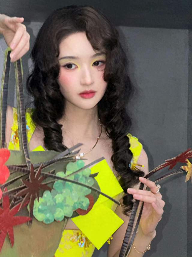 王玉雯解锁首套高定！VOGUE盛典柠檬黄纱裙，新人交出亮眼答卷