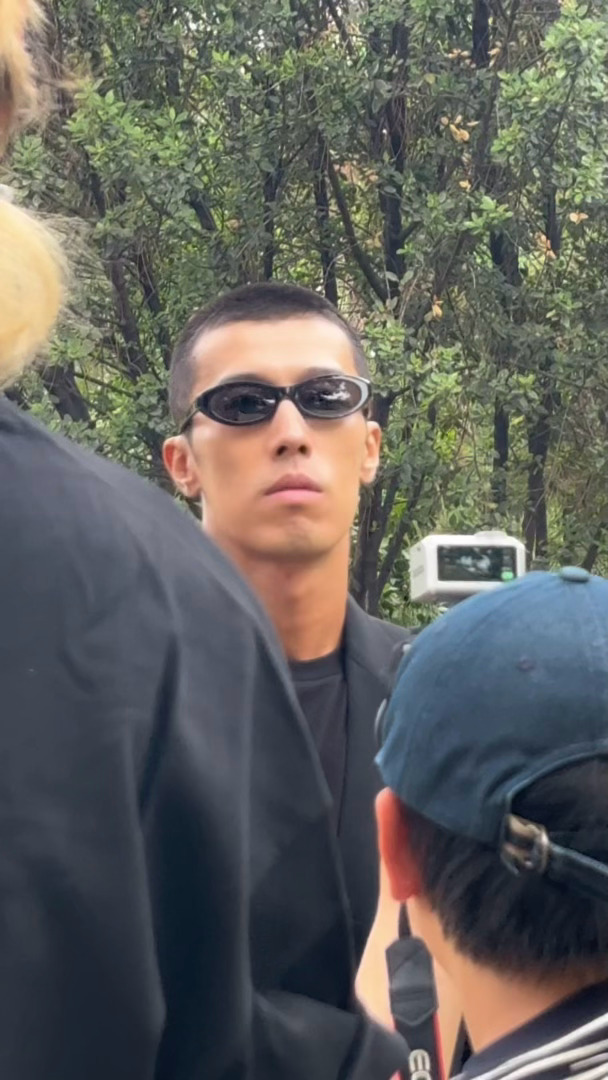 周游巴黎时装周巴黎男装周我不允许还有人没看过我们周游巴黎时装周的造型啊！每一套都