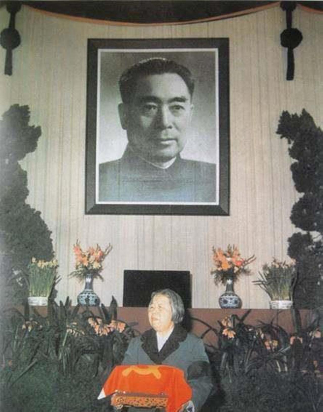 1976年的那个岁末，北京城还裹在刺骨的寒意里，但在四届人大三次会议的现场，空气