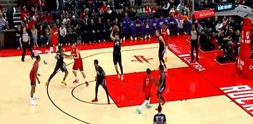 谁能想到，一场比赛失误26次创赛季新高，最后竟然还能大胜对手20分。

休斯顿火