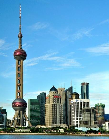 今天上海最高温度要冲向39度，整座城市像一个大火炉一样，热浪滚滚，烈日炎炎，大地