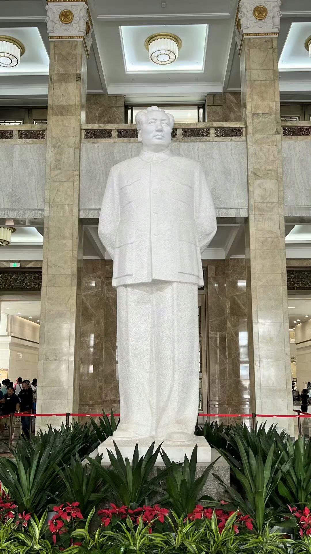 1.“美帝国主义和一切反动派都是纸老虎！”2.“美帝国主义者很傲慢，凡是可以不讲